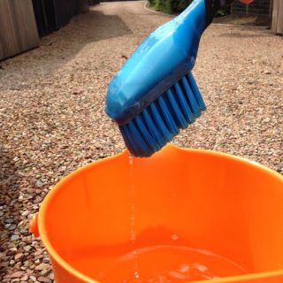 borstel met waterreservoir